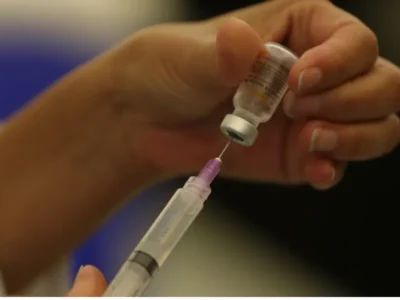 Vacina contra câncer reduz em 42% risco de morte ou retorno do melanoma.