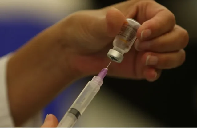 Vacina contra câncer reduz em 42% risco de morte ou retorno do melanoma.