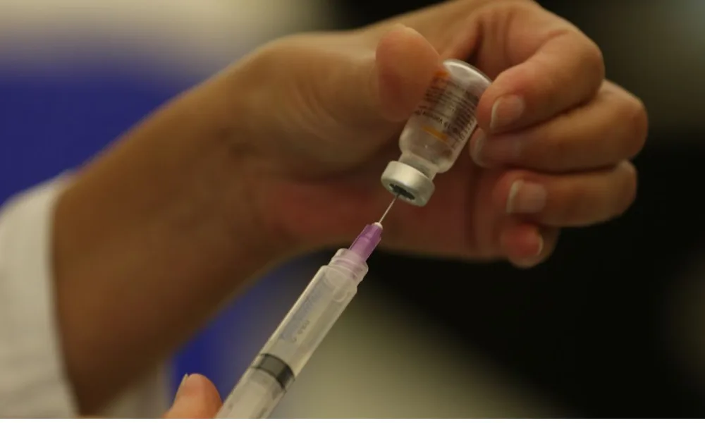 Vacina contra câncer reduz em 42% risco de morte ou retorno do melanoma.